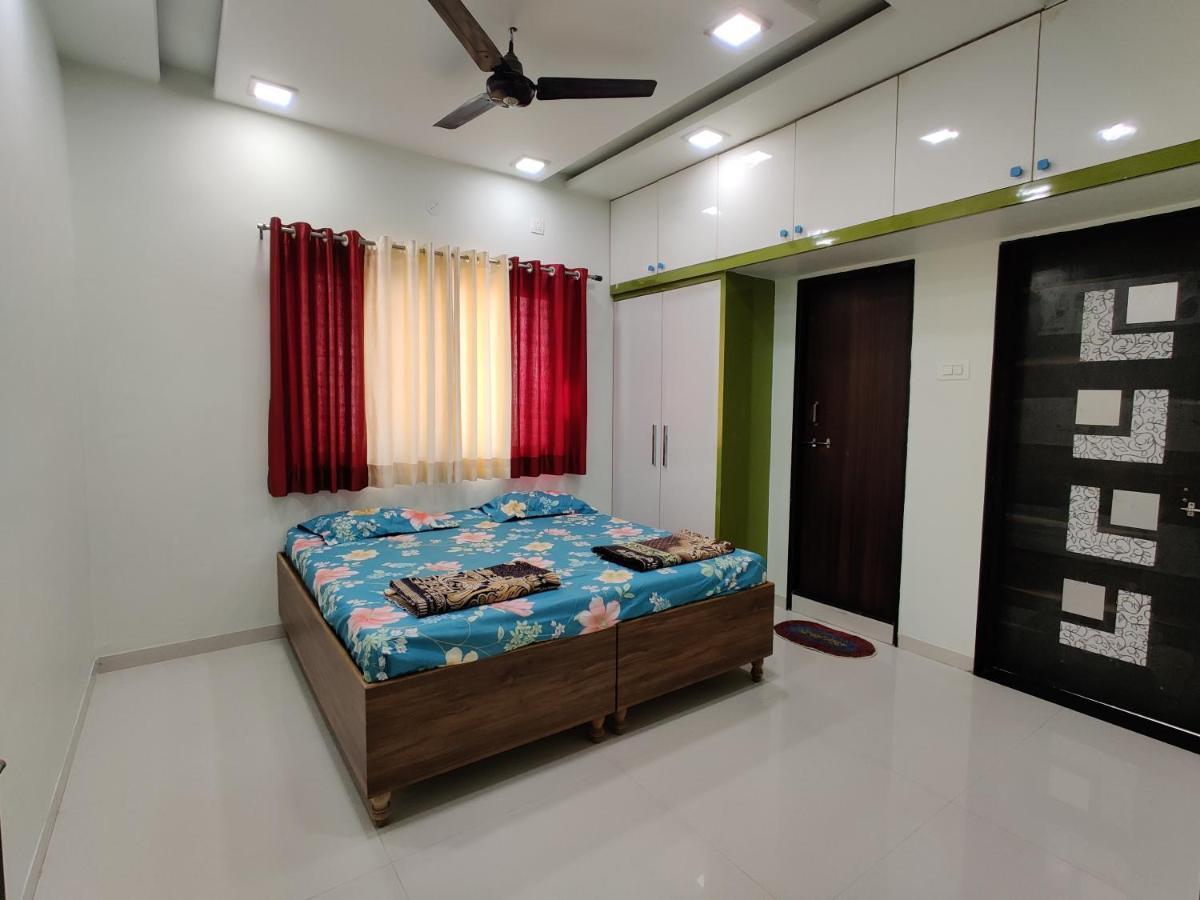 Rajlakshmi Niwas  Apartment Solapur Bagian luar foto